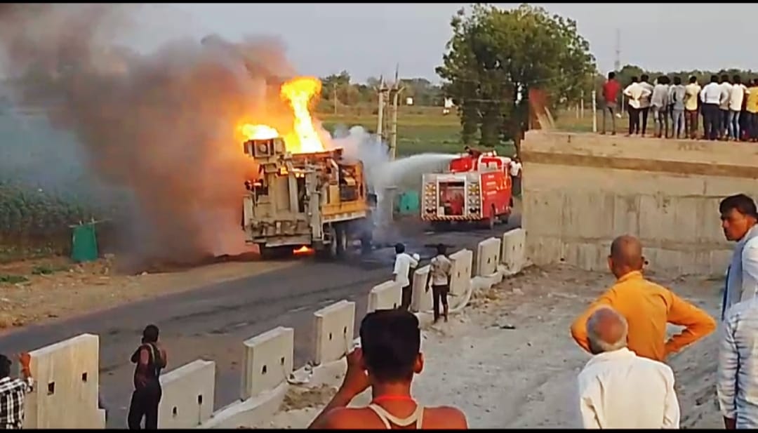A fire in the machine boring for water amidst the scorching heat, the boring vehicle was burnt on seeing it