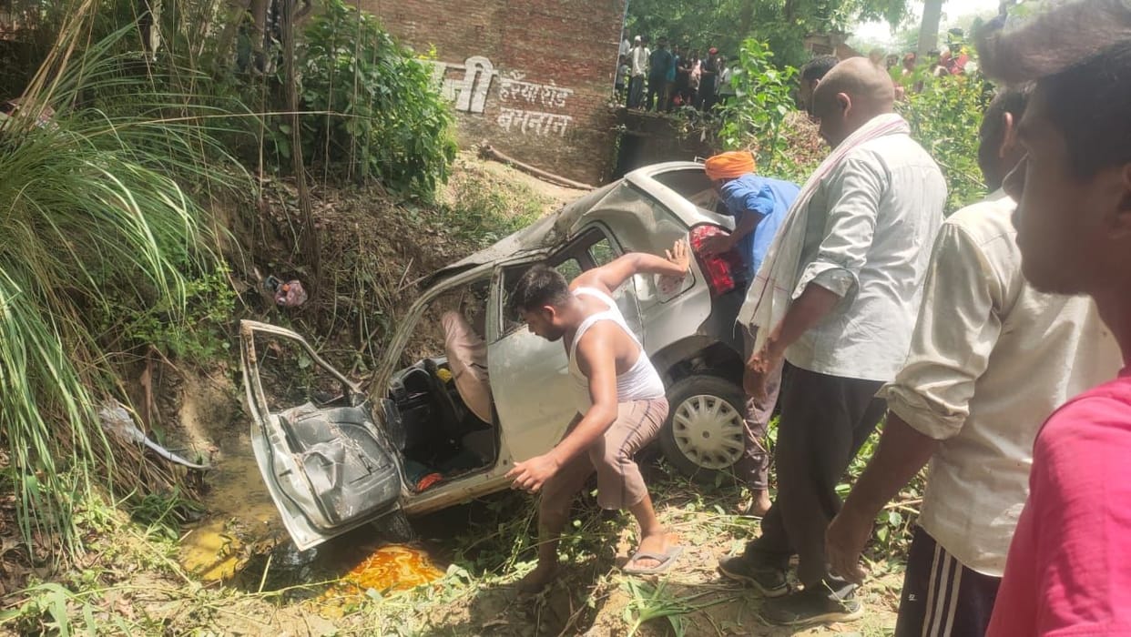 Car falls into ditch, couple dies, six injured