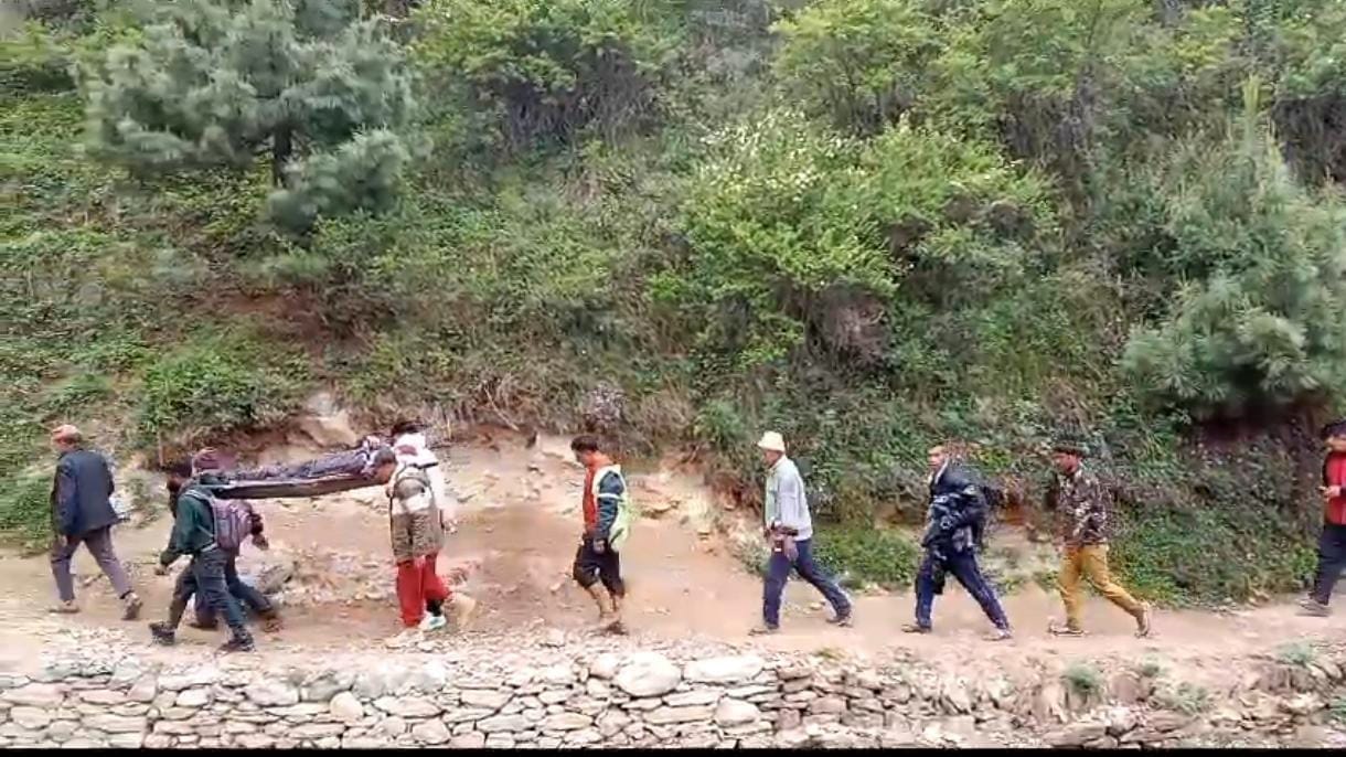 Injured former commandant was taken to hospital after walking eight kilometers.