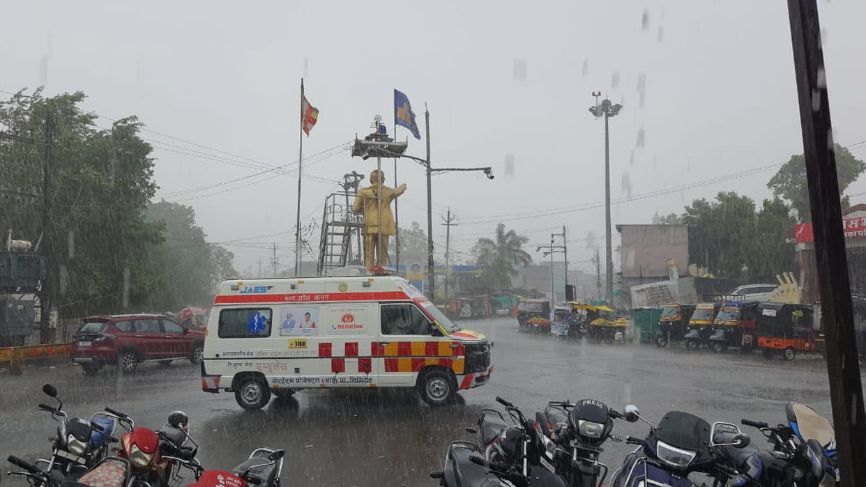 There was heavy rain in Damoh, people got relief from the heat, the road was seen submerged.￼