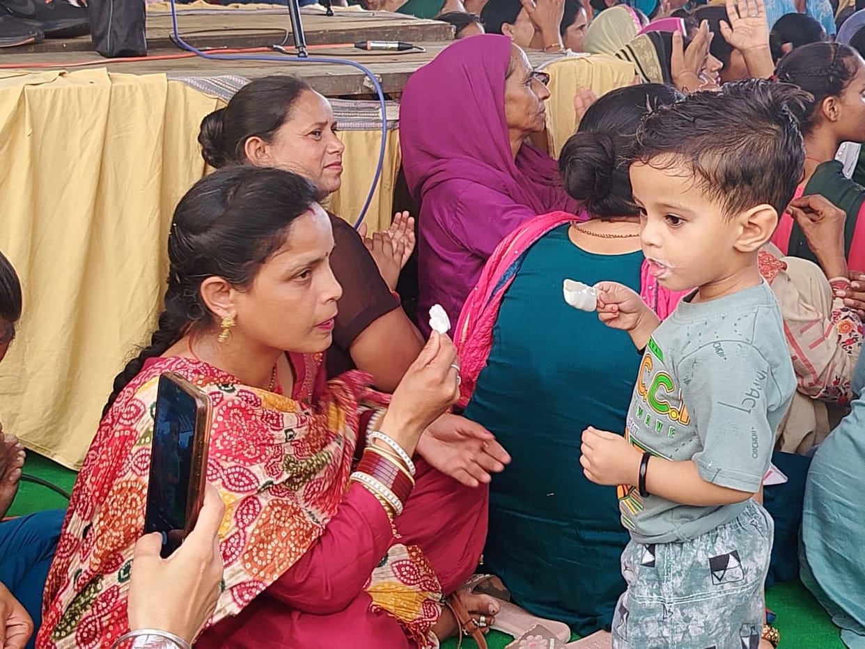 Crowd of women gathered for Samman Nidhi, arrangements remained inadequate in front of the heat.