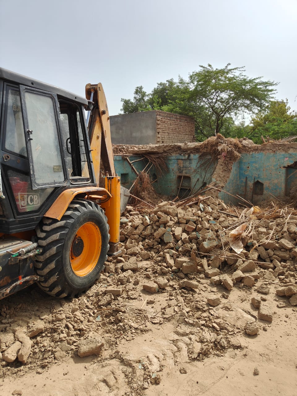 Action against drug smuggler, bulldozer hits house