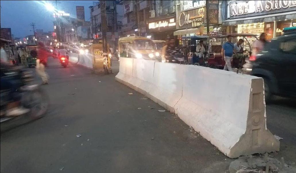 Work on placing dividers in Nehru Market has begun, traffic jams will be resolved