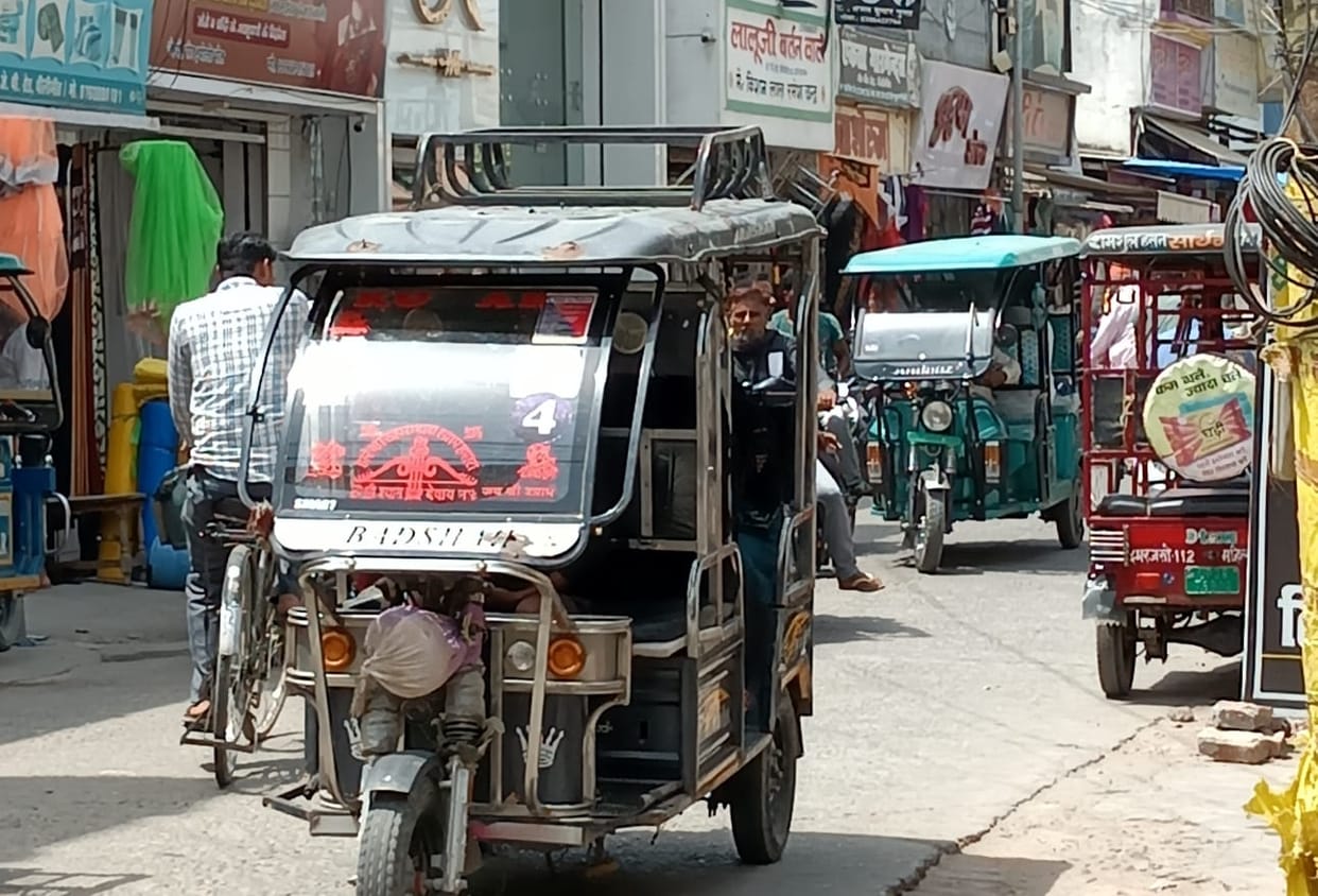 Officials forgot to enforce the rules after making them, e-rickshaws became the cause of traffic jams