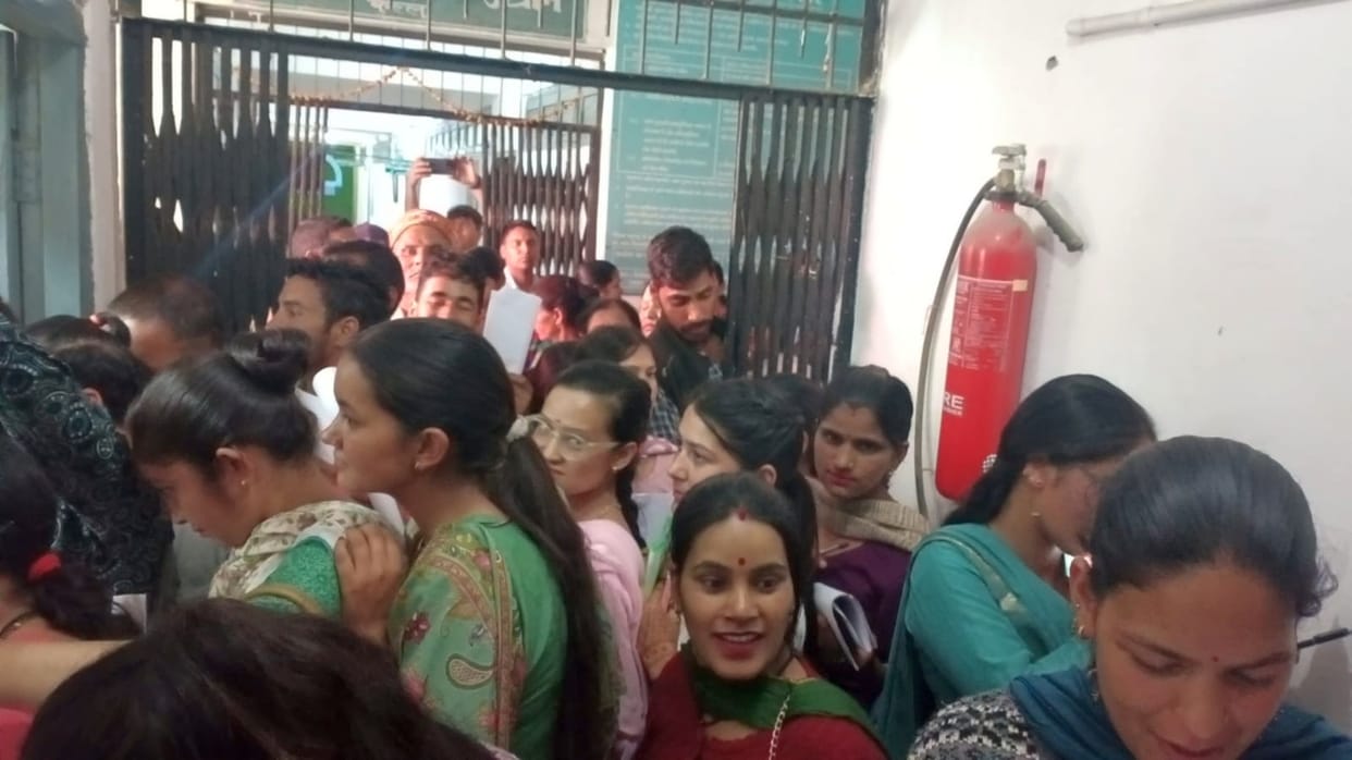 Women gathered to submit the forms of Sukh Samman Nidhi