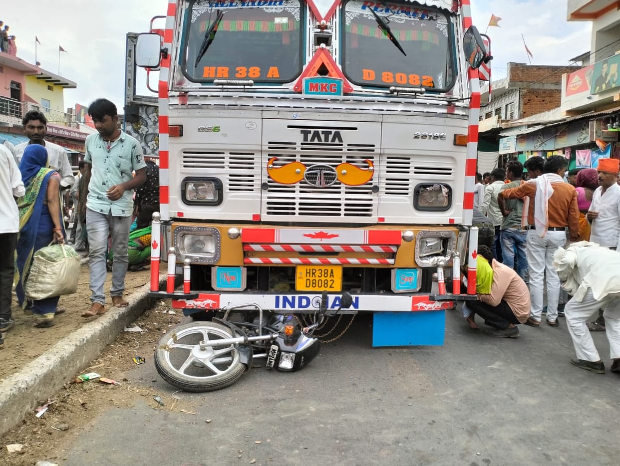 A couple riding a bike while withdrawing money from the bank was hit by a container, wife died