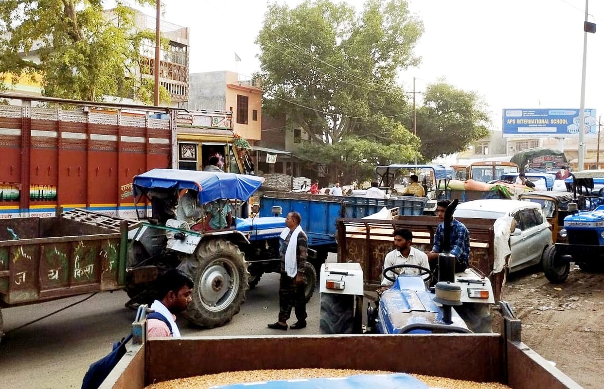 Tractor-trolleys loaded with corn disrupted the traffic, Bareilly-Mathura highway jammed for two hours