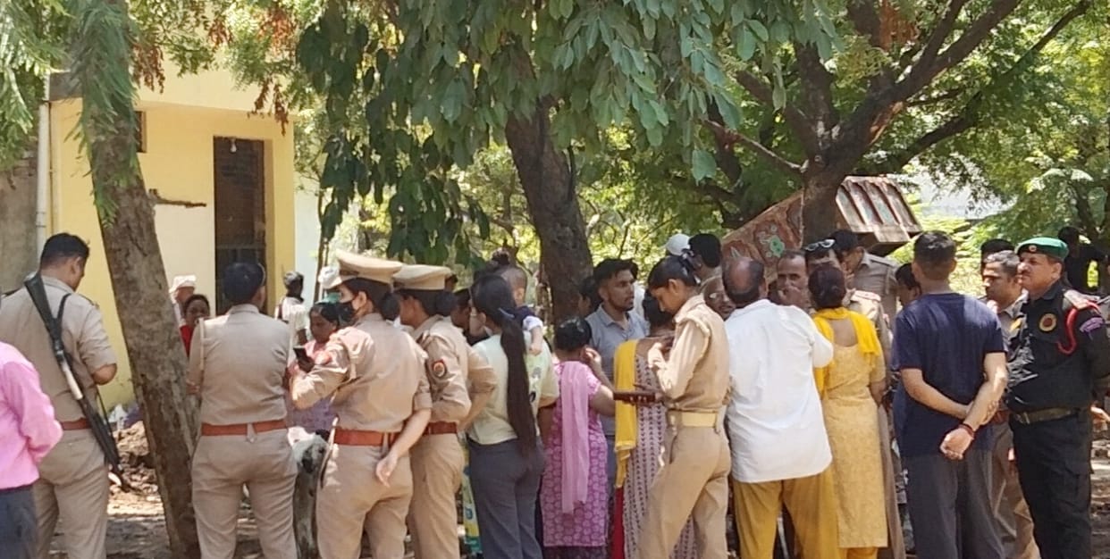 History sheeter who was expelled from the district was freed, he fought with the police and tore their uniform