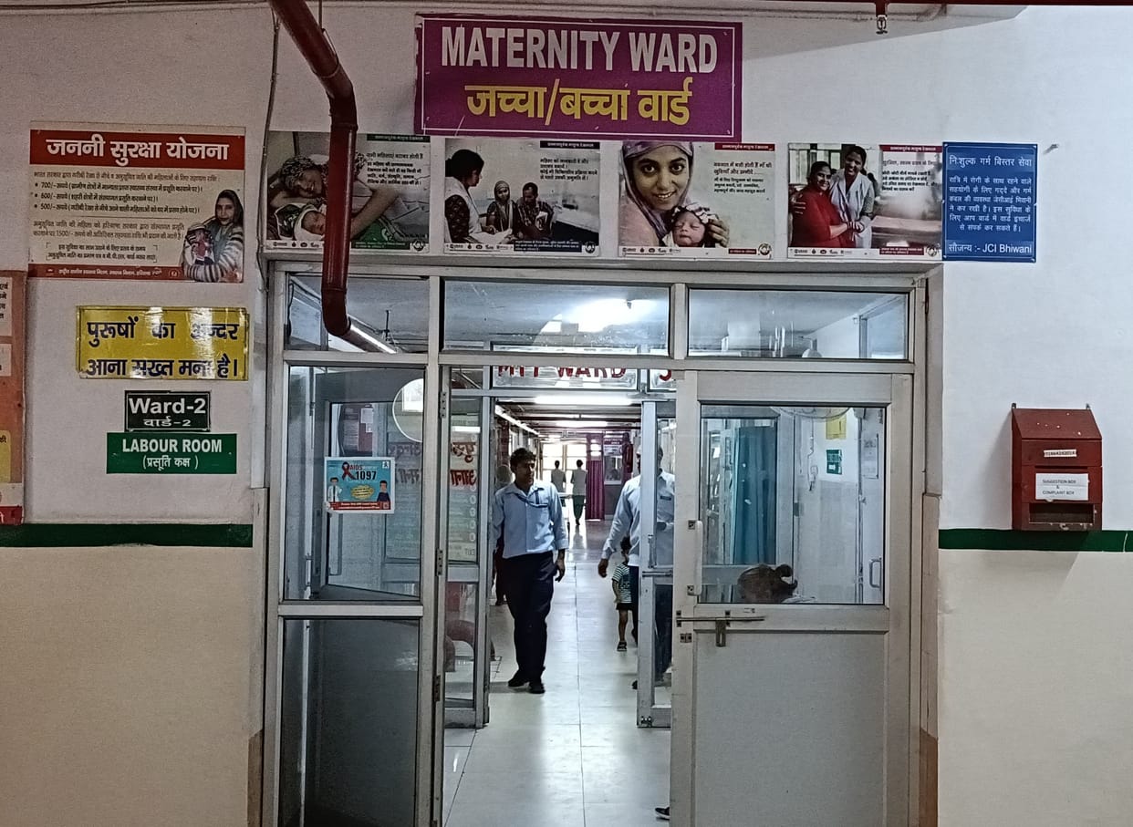 Gave birth to a child at the gate of the ward