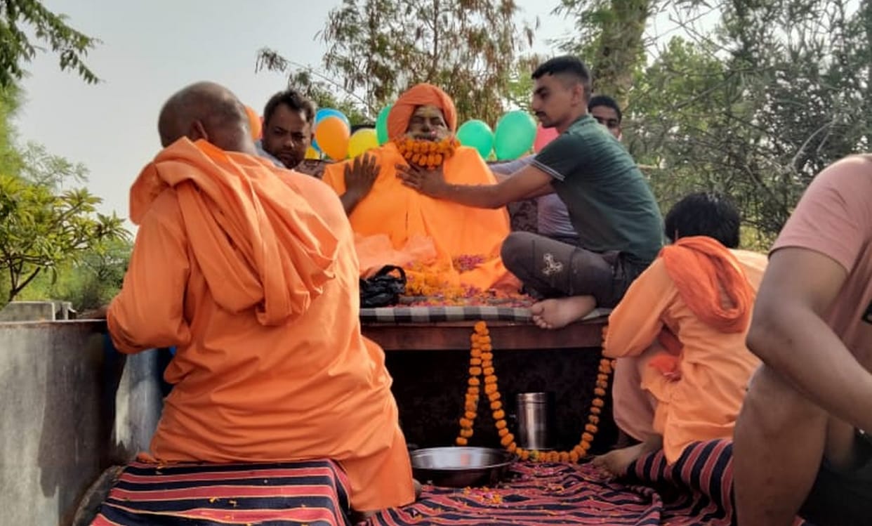 Mahant Devanand Giri Maharaj left his robe, people paid tribute to his mortal remains.