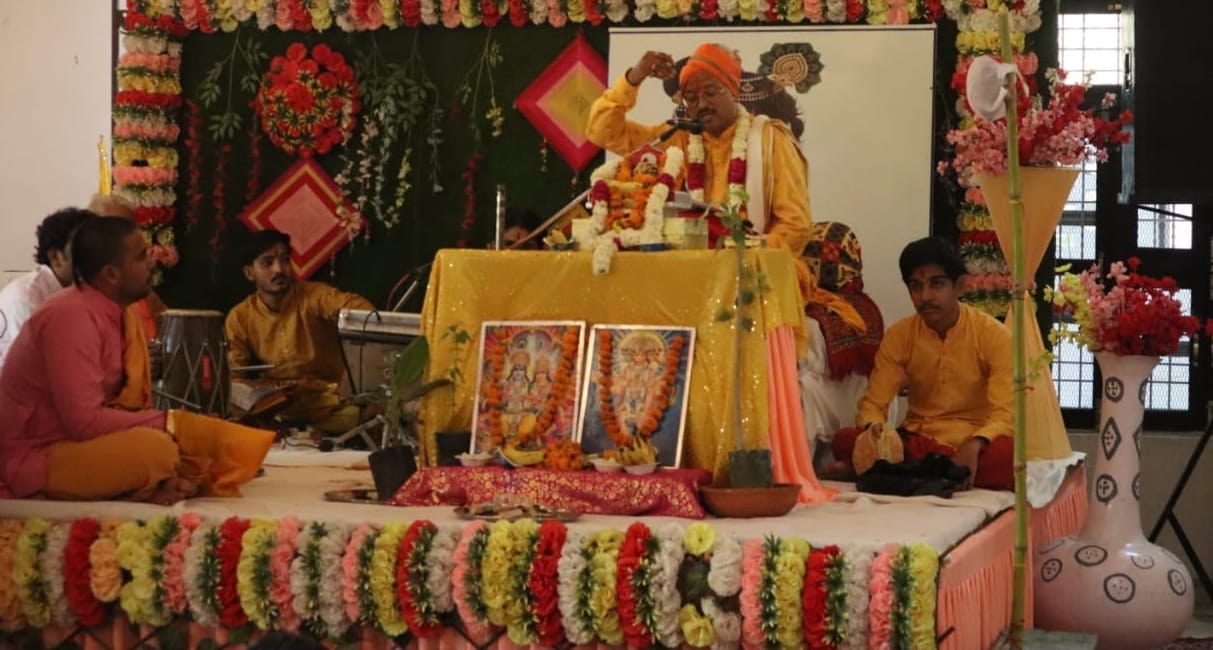 Told the story of the birth of King Parikshit and the arrival of Sukhdev.