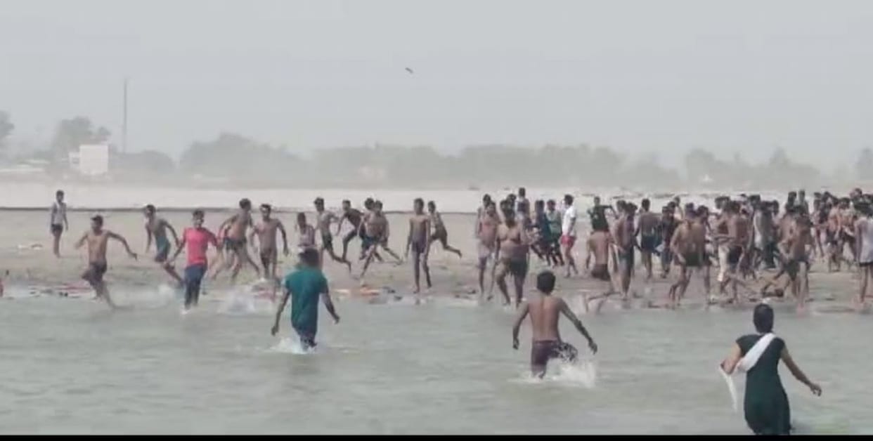 There was a fight between devotees at Kachla Ghat