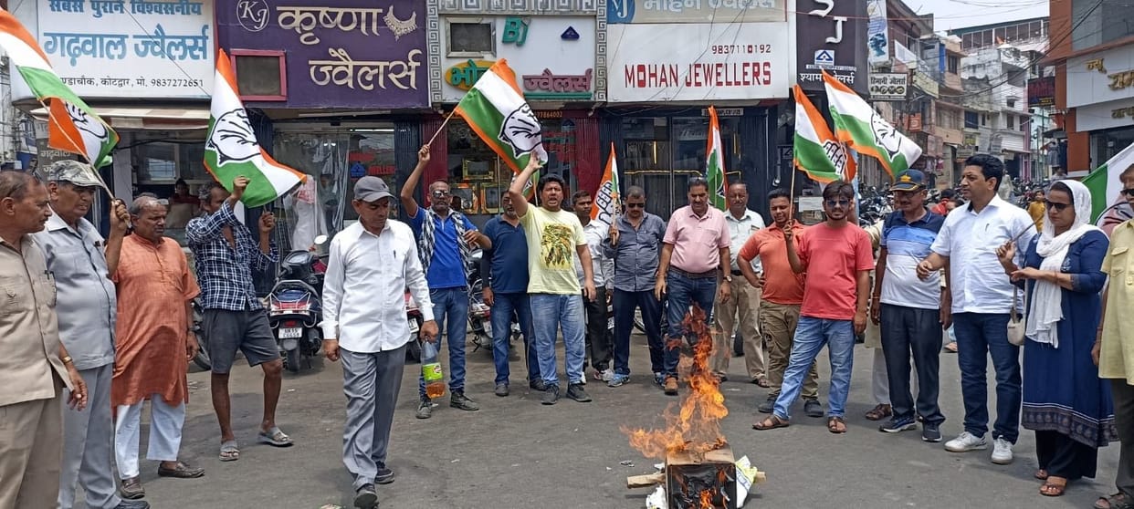 Effigy of central government burnt in NEET and NET paper leak case