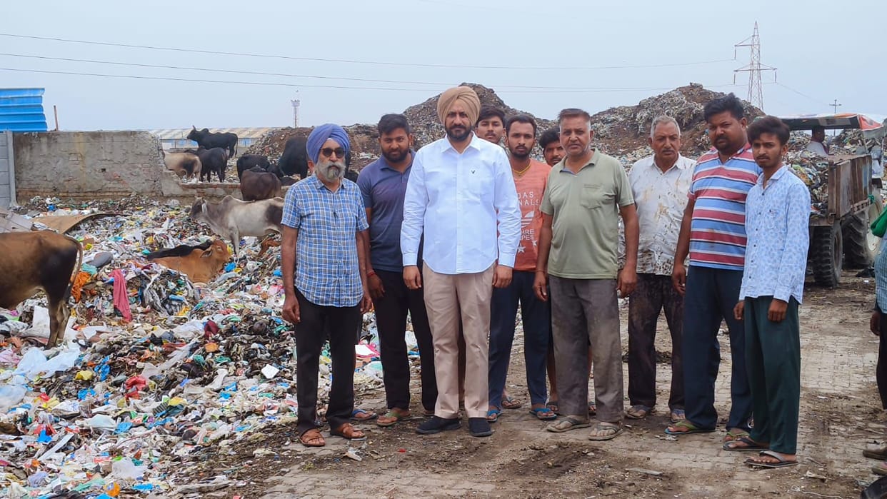 Garbage became a crisis, people blocked the road in Shahabad