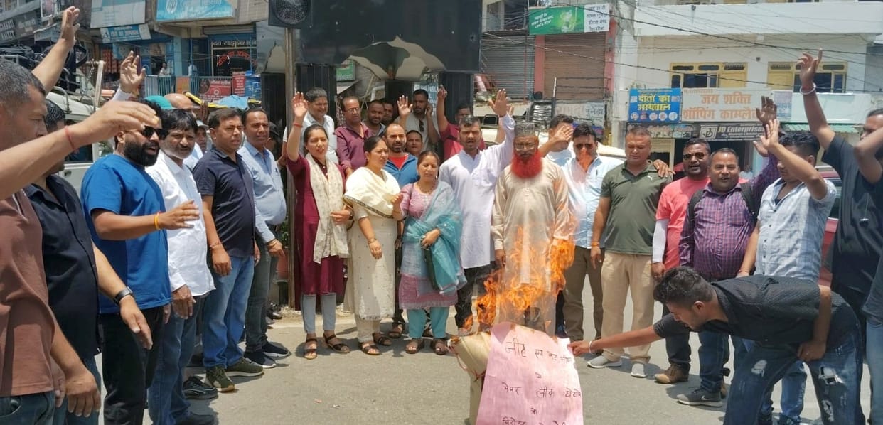 Congress workers burnt the effigy of Union Education Minister in Pithoragarh