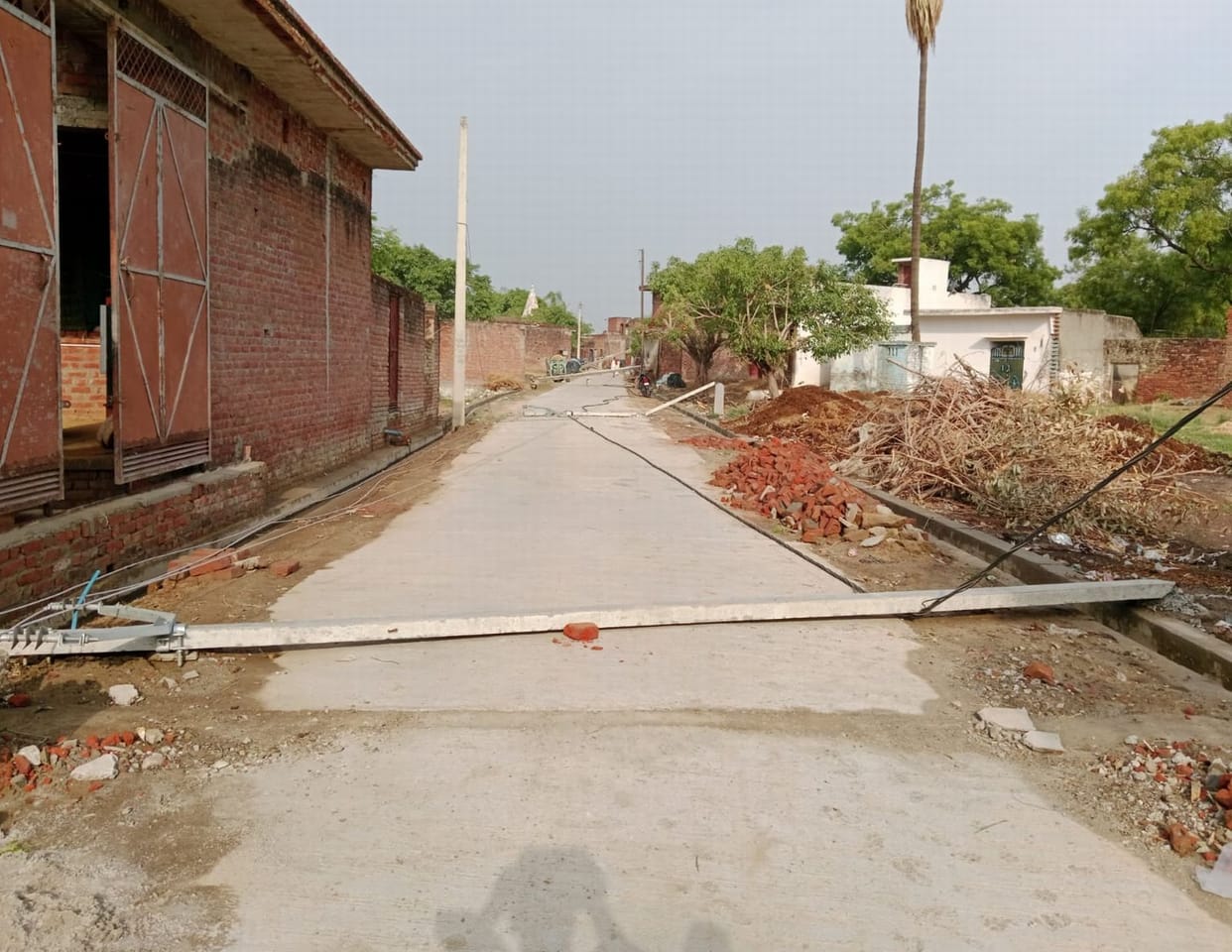 200 poles fell due to storm, electricity supply to 184 villages disrupted for 20 hours, three lakh people troubled