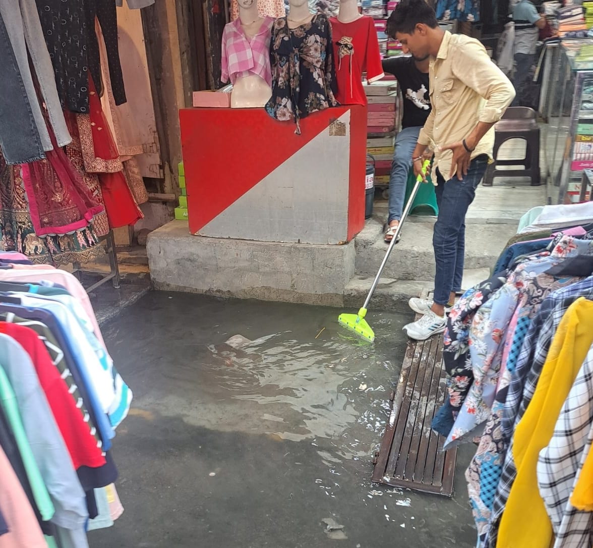 Brooms handed over to shopkeepers of Kila Road, showing dreams of Shimla's Mall Road, sewer water flowing on the road