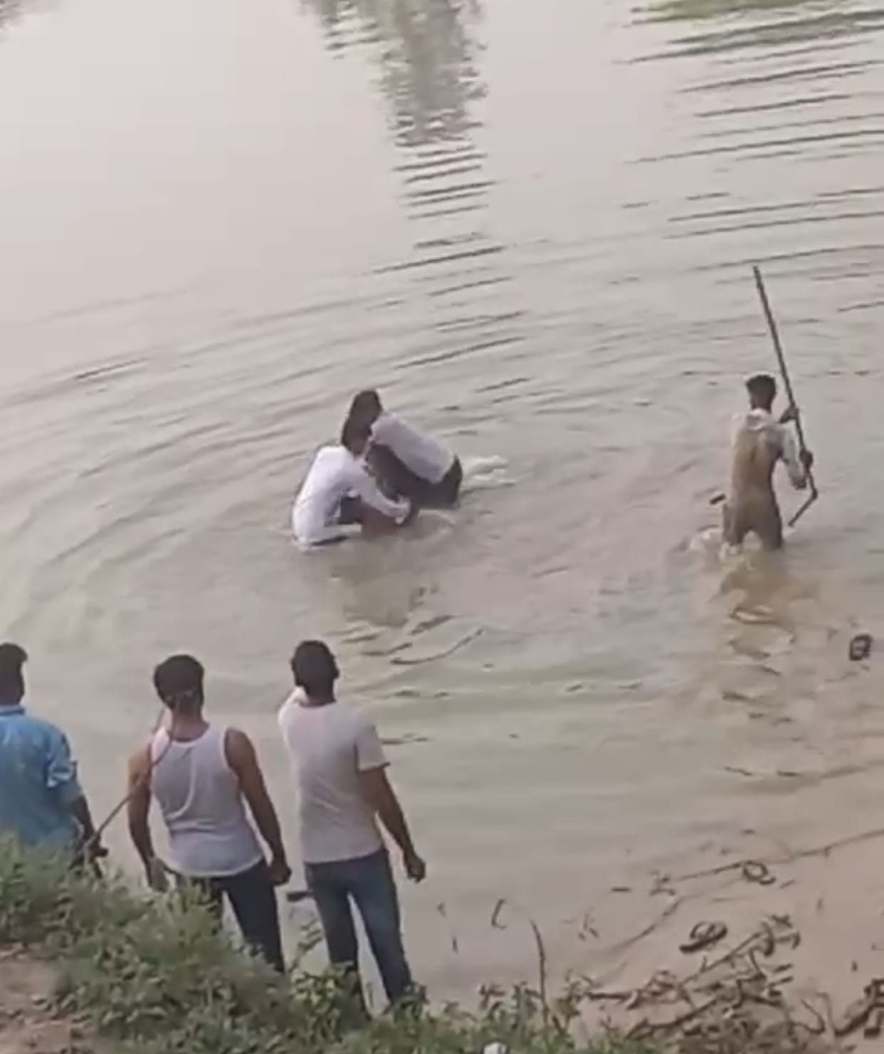 Father and son beaten while bathing in the pond