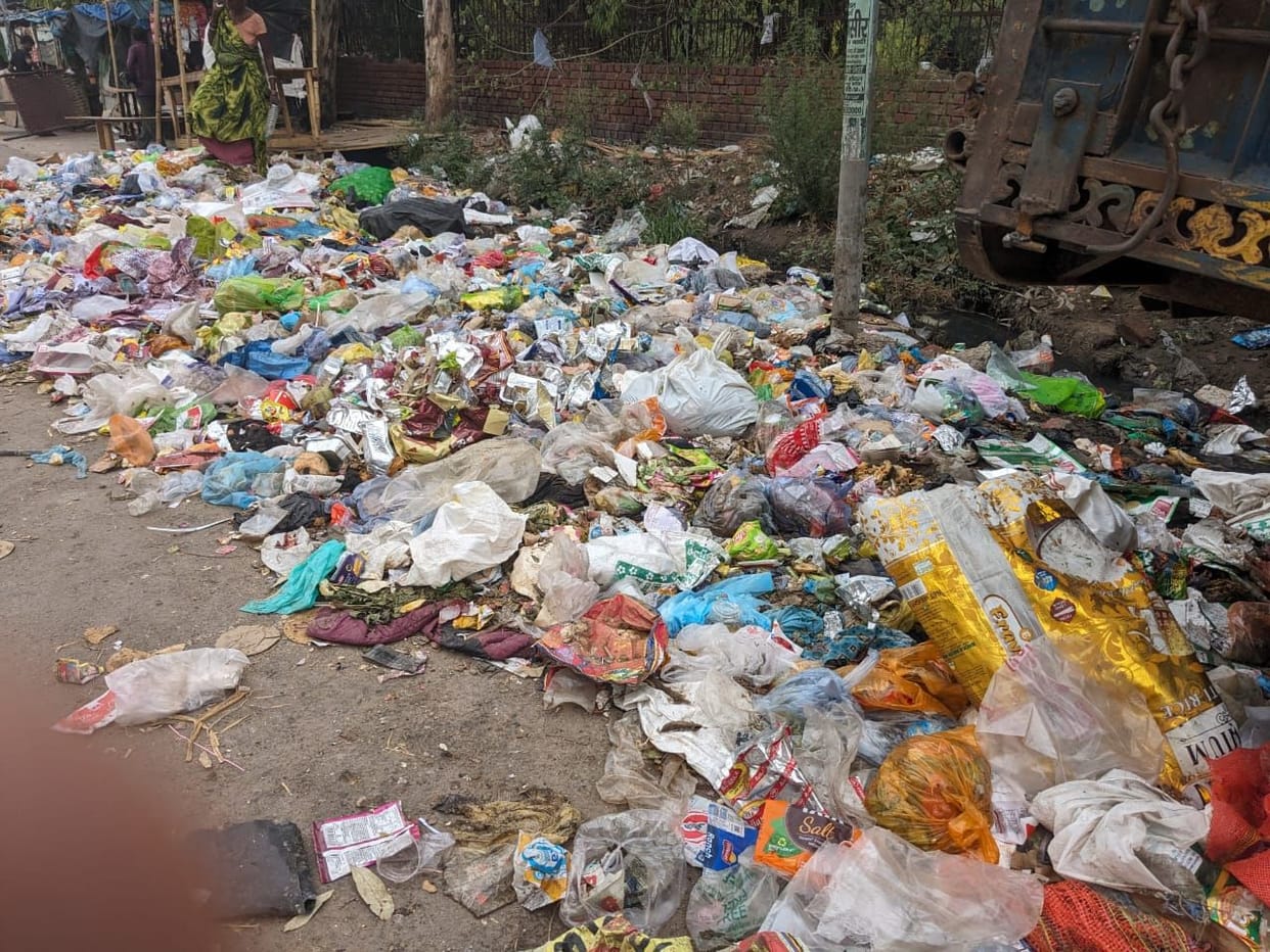 Piles of garbage on Baddi Sai Marg, pedestrians worried