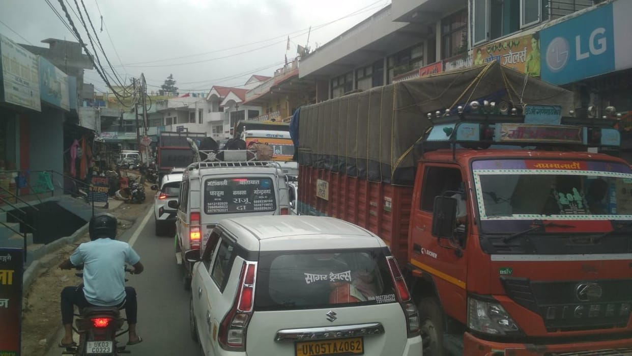Vehicles moving diagonally, creating jam in Champawat