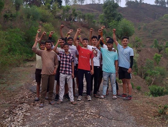 Villagers angry over lack of asphalting of Kwarkholi Parasaunsera motor road