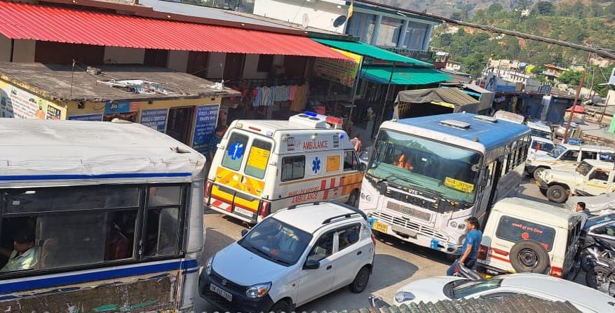 108 ambulance going to pick up pregnant woman stuck in traffic jam for about an hour