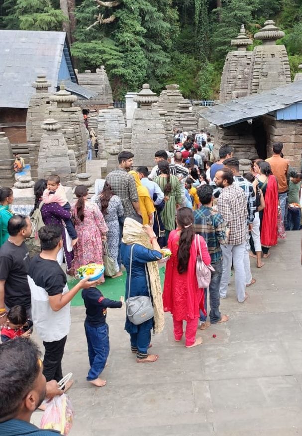 Devotees flocked to Jageshwar Dham on weekends, parking packed