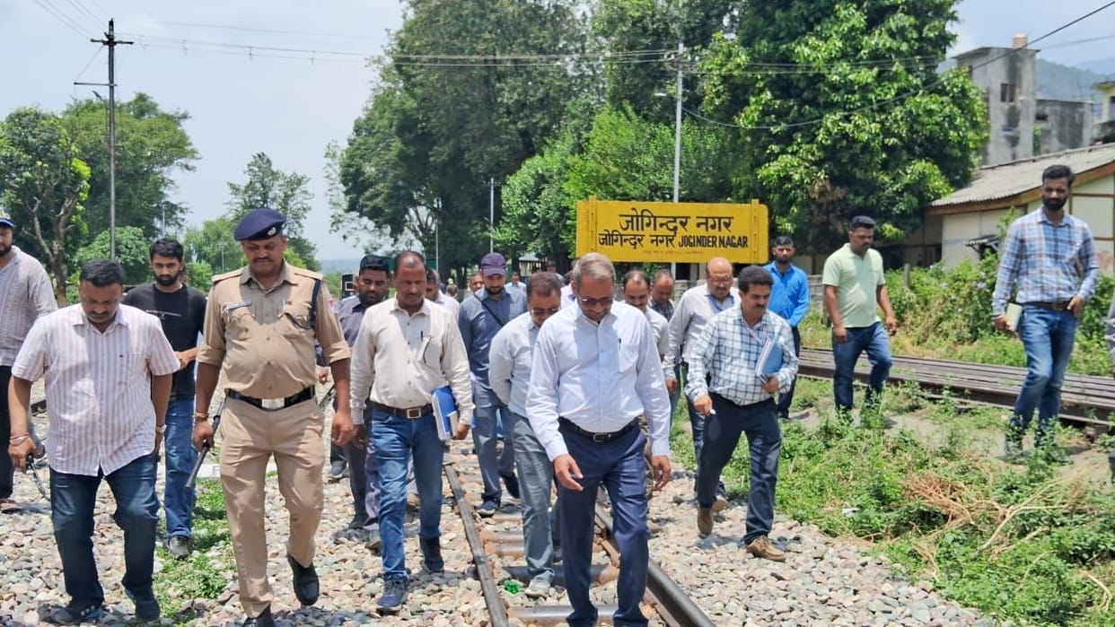 DRM reprimands technical staff on irregularities in railway tracks