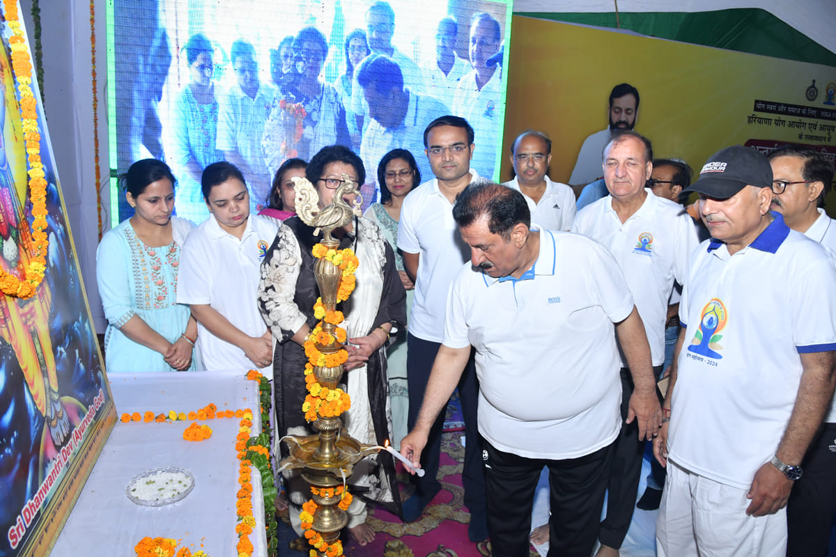 International Yoga Day: People were immersed in yoga activities in the district, enthusiasm was also seen in social and religious institutions.