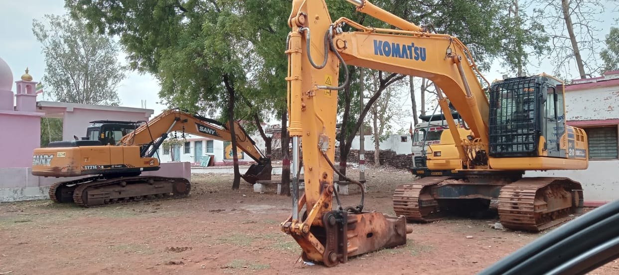Damoh Officials are not giving information about seized Poklane machine dumper kept in Tejgarh forest