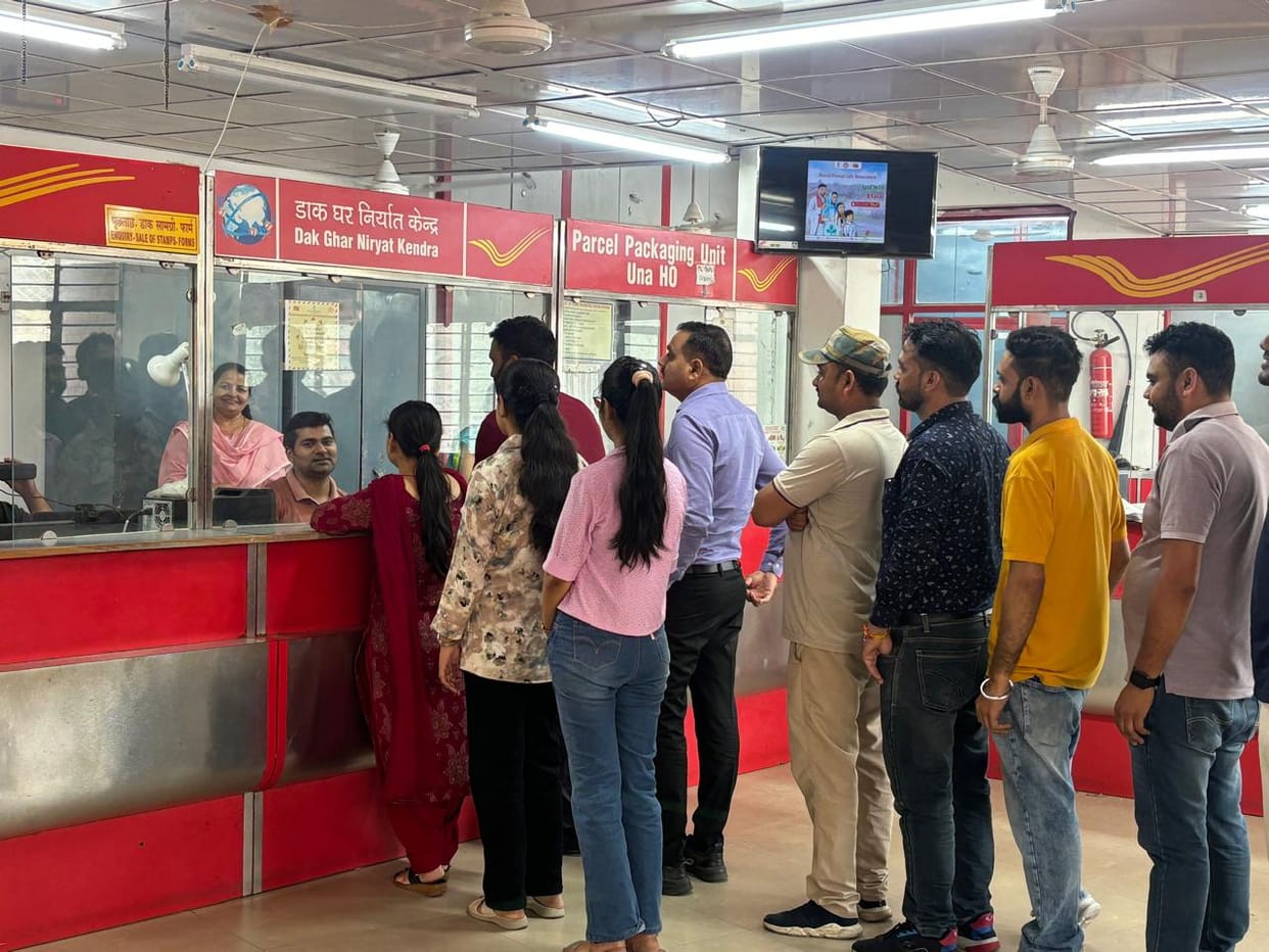 Private Aadhaar center closed, crowd of people gathered at Una Postal Department Aadhaar center