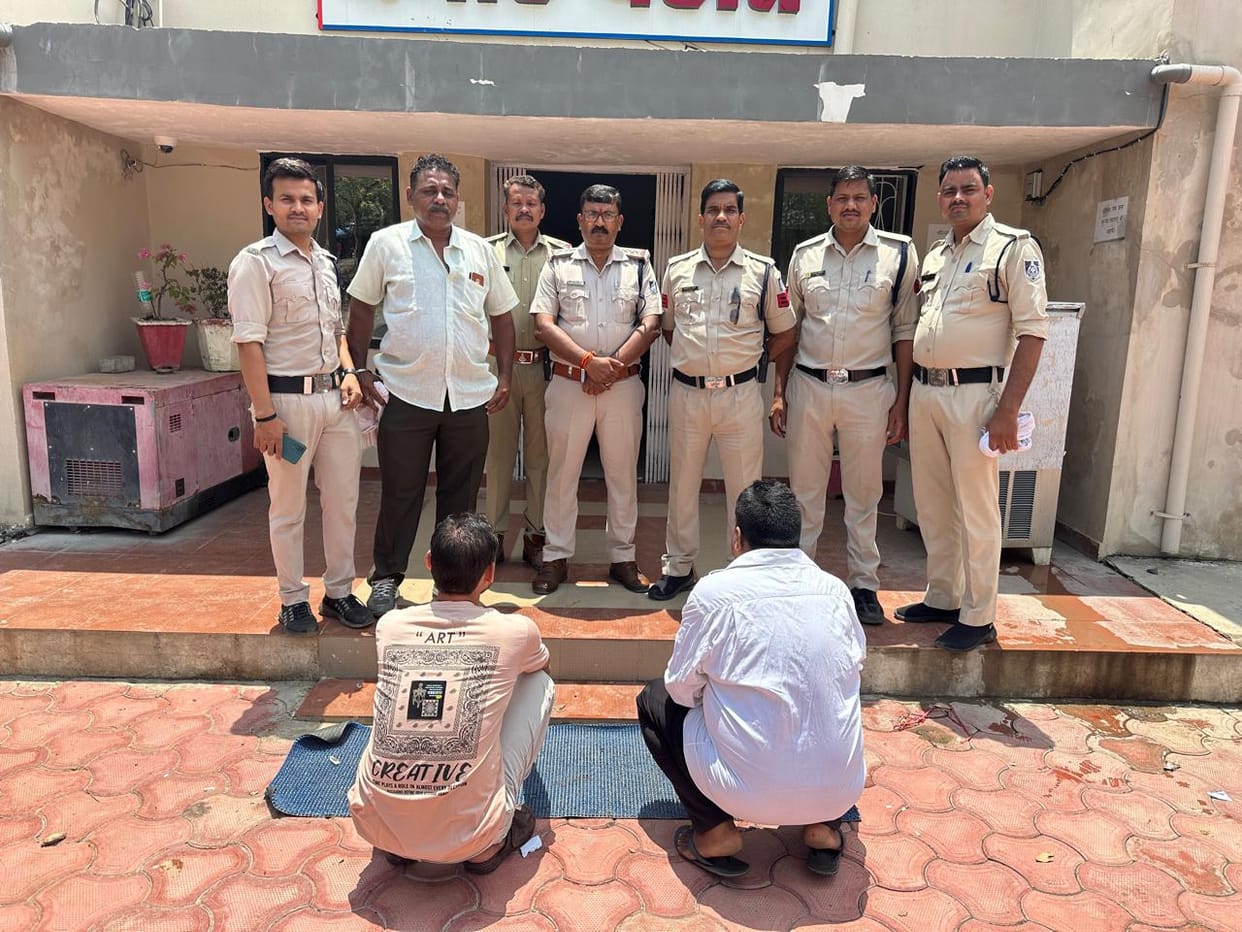 Damoh News Criminals used to threaten passersby by showing illegal pistols and guns police took action