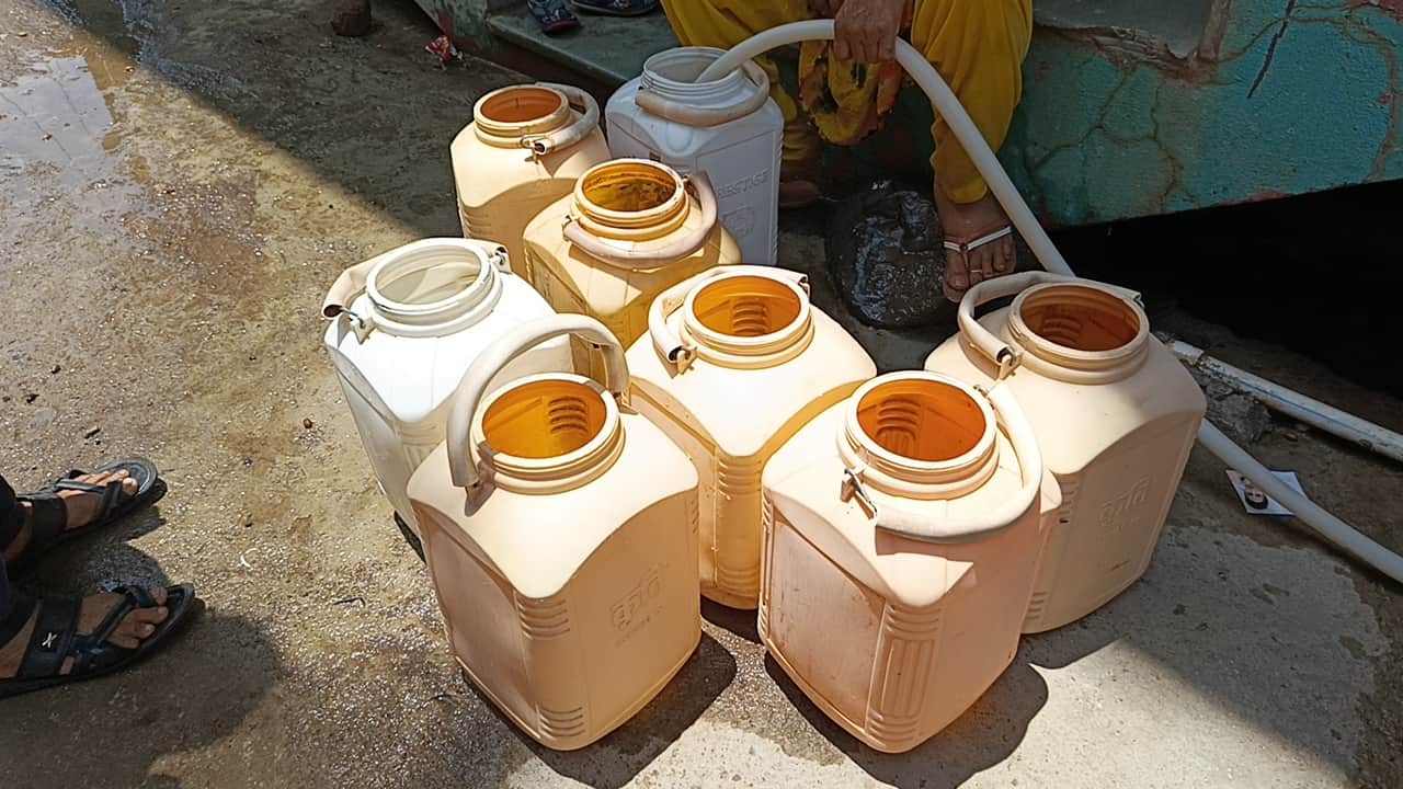 पानी का इंतजाम करते हुए लोग