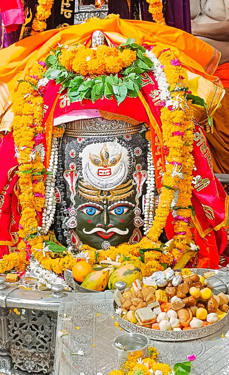Baba Mahakal decorated with mawa and hemp in Bhasma Aarti of Purnima