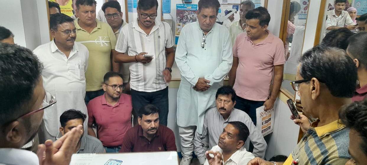 Traders surrounded the manager in the case of stolen cheque from the clearing box