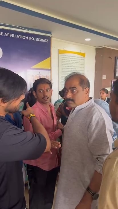 Ujjain News: टीसी नहीं दिए जाने की शिकायत पर एबीवीपी नेता स्कूल प्रबंधन से बात करने पहुंचे हुआ विवाद