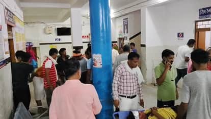 12 workers returning home from work were injured in  road accident one dead