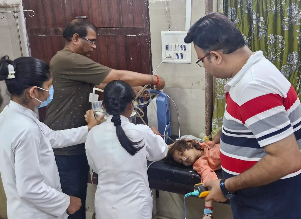 Damoh News in hindi Innocent child dies due to scorpion sting, doctors try to save his life.