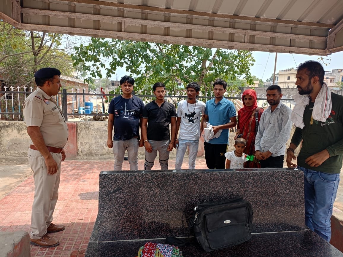 Passengers made aware about prevention of drug addiction at railway station