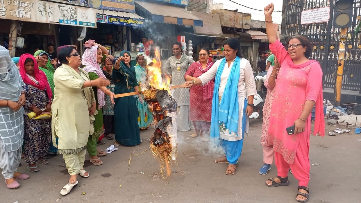 BJP Mahila Morcha burnt the effigy of MP