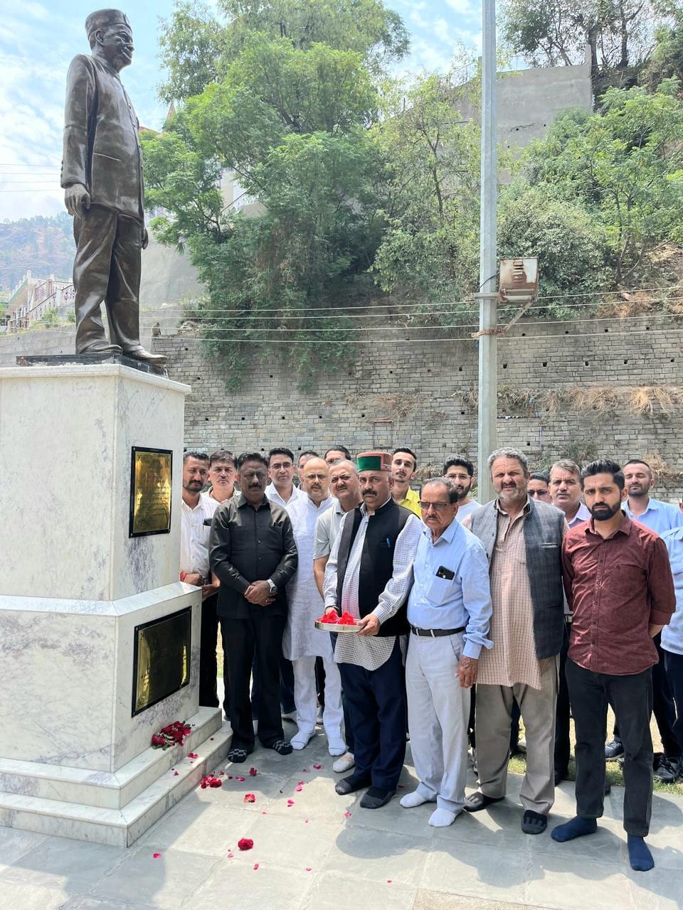 Remembered by offering flowers at the statue of former Chief Minister Virbhadra Singh in Sainj