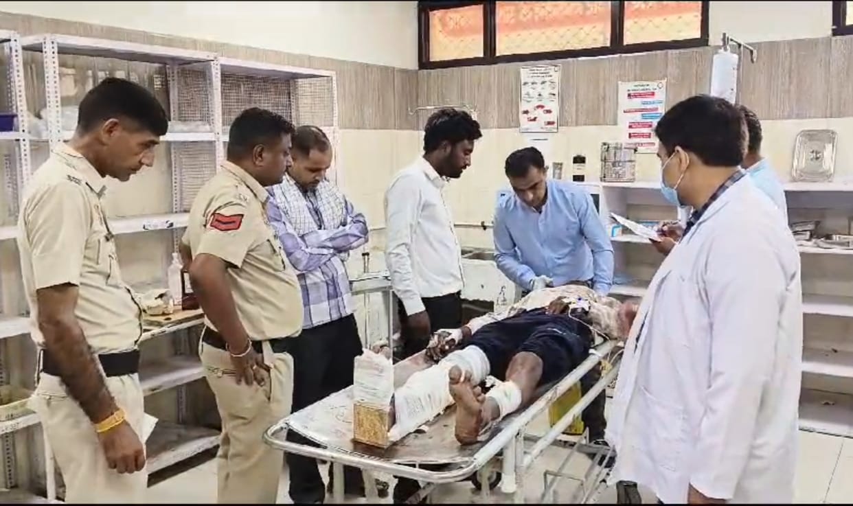 Auto driver returning home on bike attacked, left dead and ran away