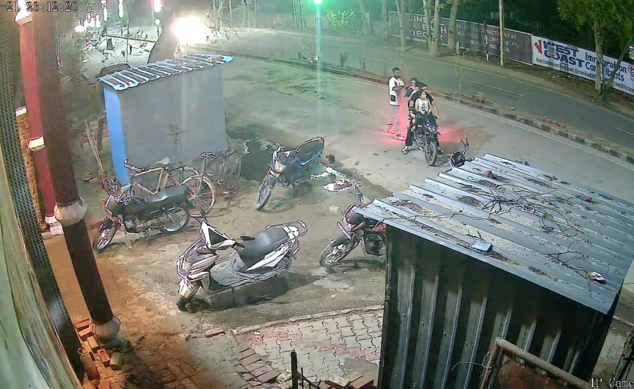The miscreants escaped after breaking the gold chain from the neck of two female devotees who came to worship in the temple.