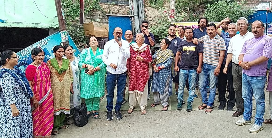 The people of Ranidhara demonstrated demanding road improvement