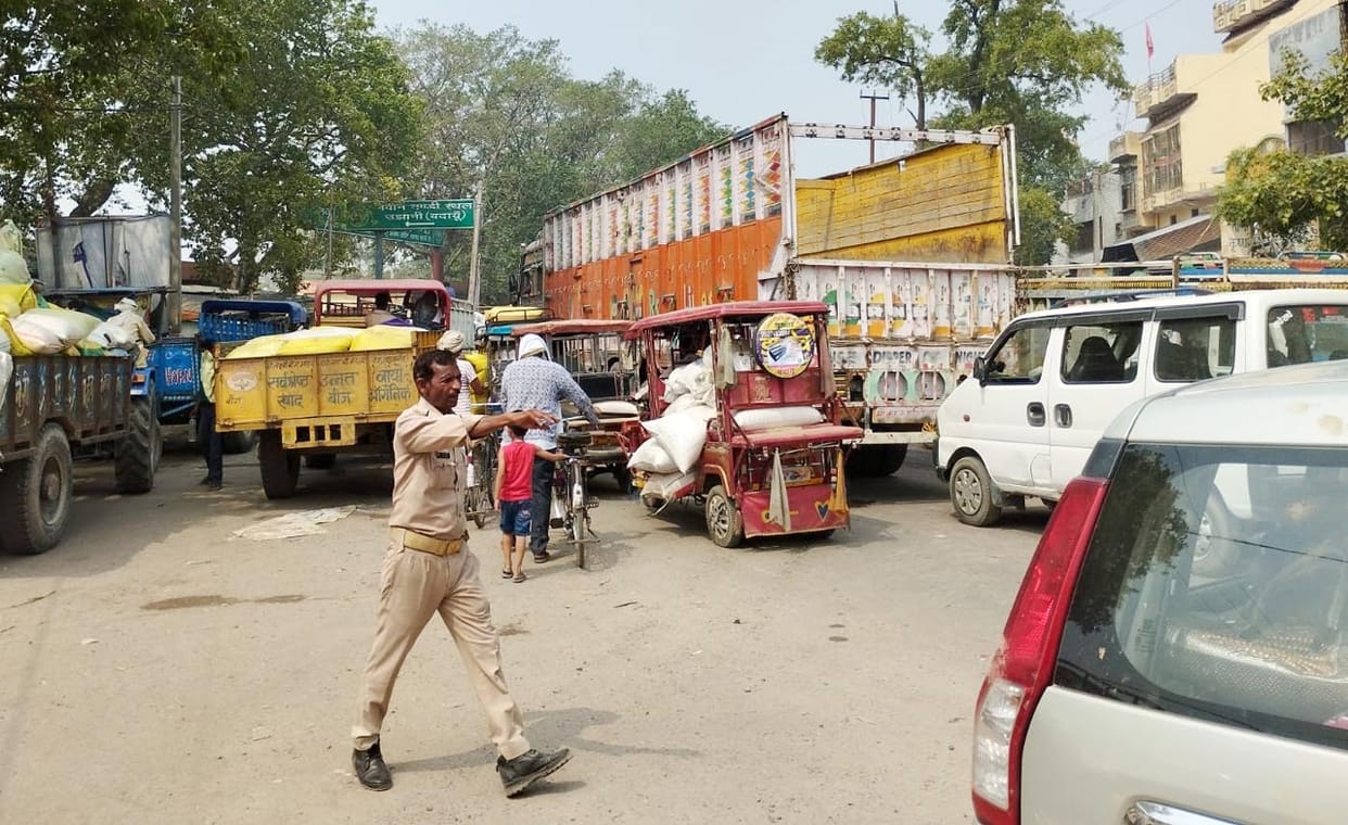 Vehicles loaded with corn are standing, avoid passing in front of the market in the morning