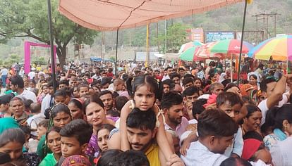 Line of devotees and jam of vehicles for darshan of Siddhababa
