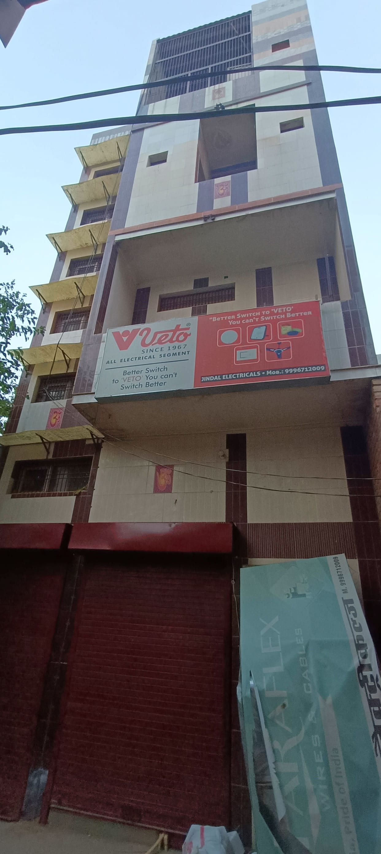 The lift wire broke, the worker died due to the fall, his partner got injured