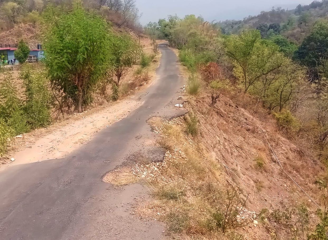 Jharkhar-Balh-Chhaproh road condition bad, people worried