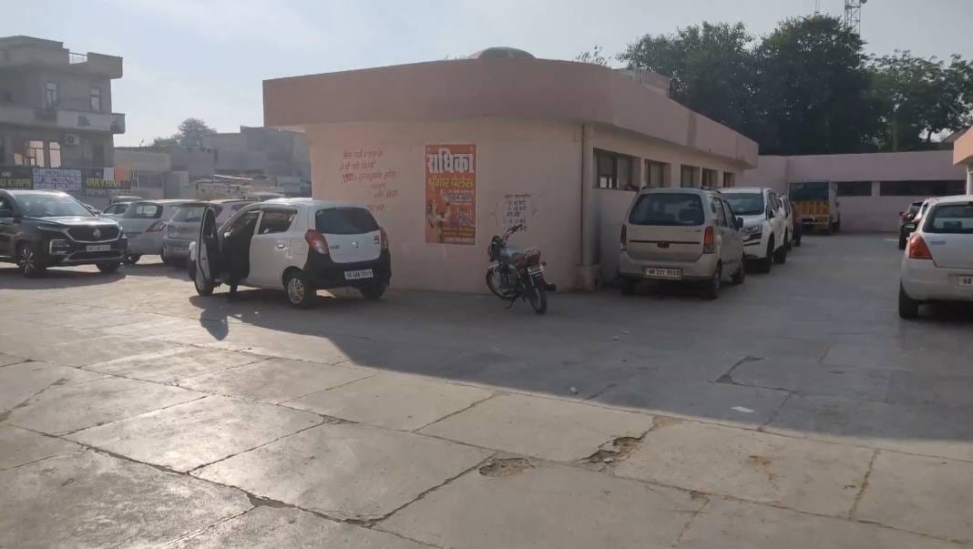 For parking a two-wheeler, you will have to pay Rs. 10 and for four-wheeler, you will have to pay Rs. 20 for 12 hours.