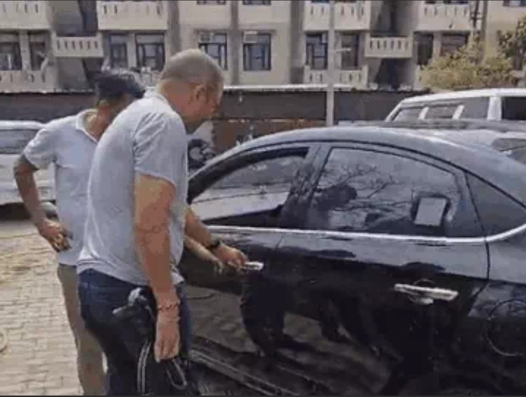 Rapid firing on the car of the owner of the immigration center